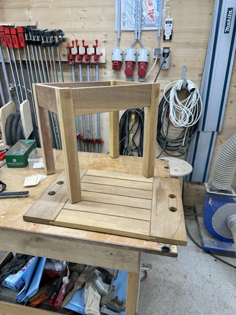 Kleiner Beistelltisch aus Holzleisten auf der Werkbank.