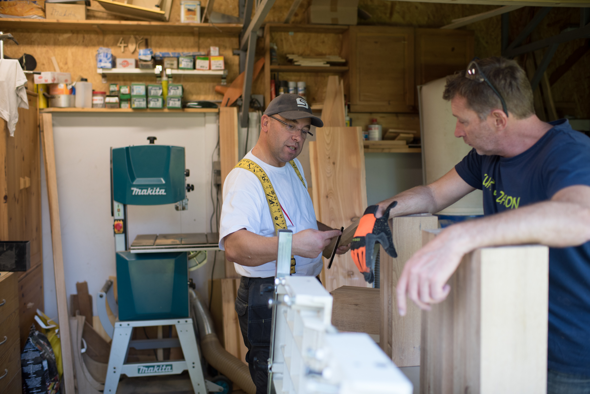 Zwei Personen bei der Arbeit an einem Holzprojekt in einer Holzwerkstatt