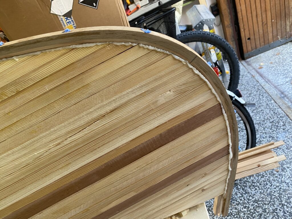 Detail des Rumpfendes mit gebogenem Steven und zusammenlaufenden Holzleisten.
