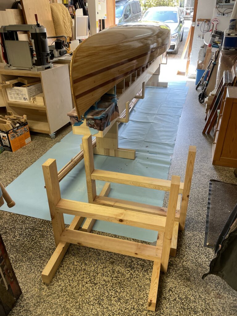 Kanurumpf auf selbst gefertigten Holzständern in der Werkstatt.