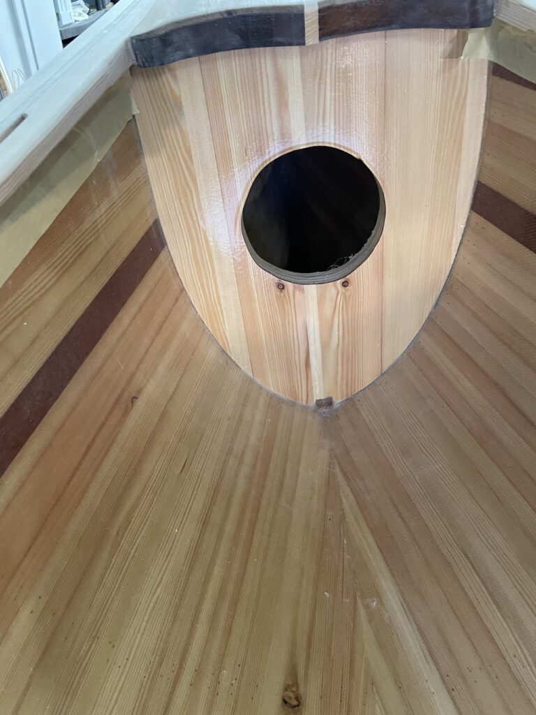 Holzdeck am Rumpfende mit runder Öffnung.