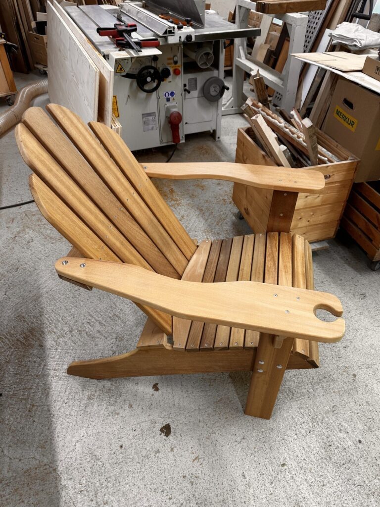 Seitenansicht des Adirondack-Stuhls mit geneigter Rückenlehne.