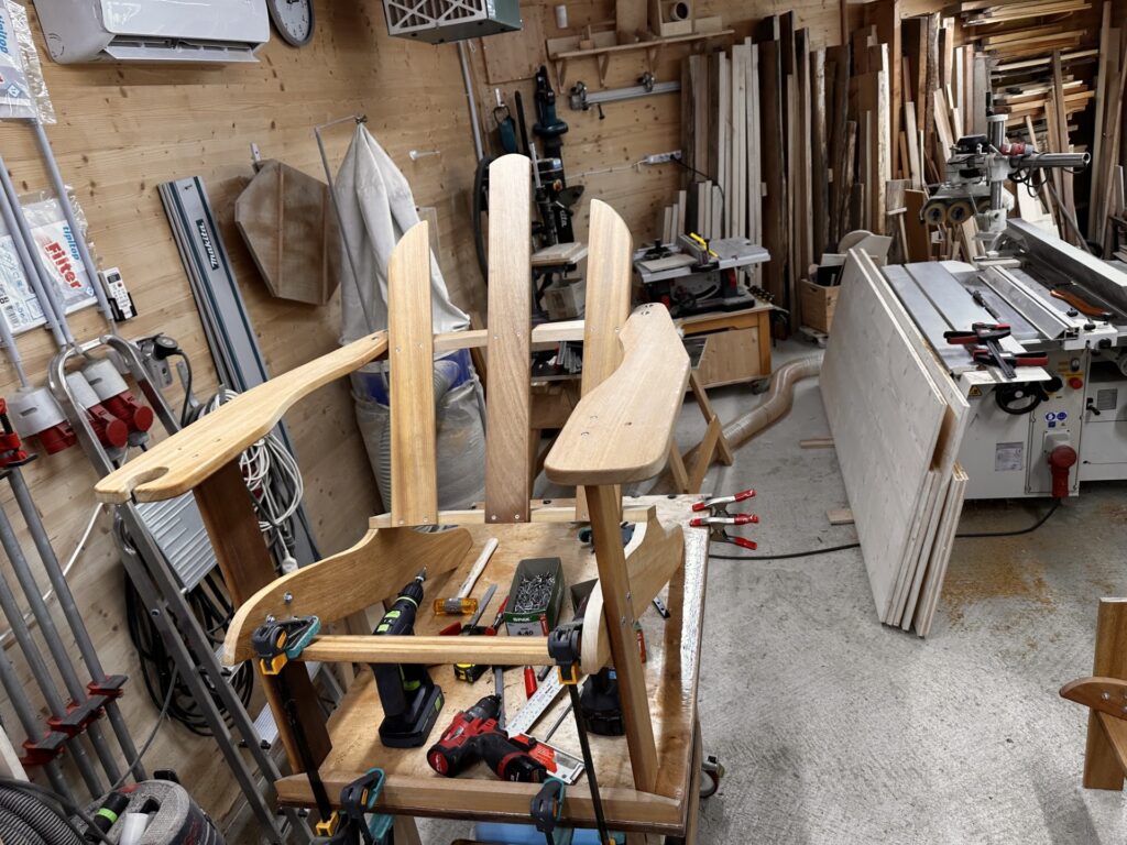 Adirondack-Stuhl während der Montage mit mehreren angesetzten Zwingen.